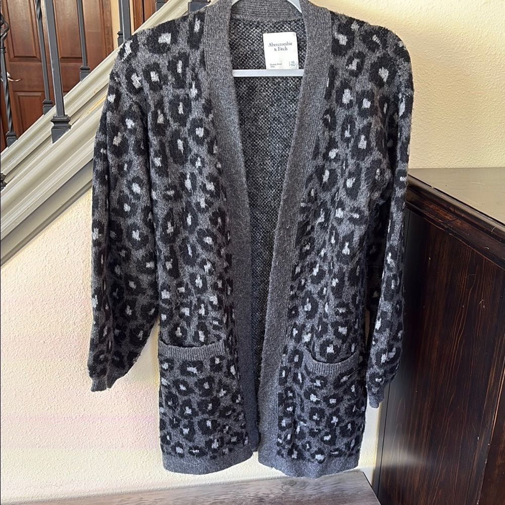 Abercrombie & Fitch Gray & Black Leopard Print Cardigan Size XS - Picture 5 of 16